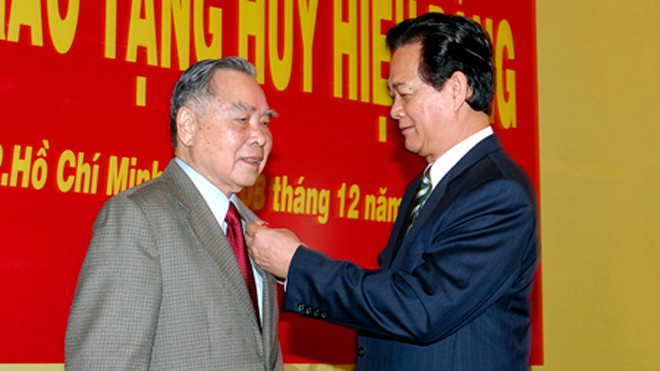 Thủ tướng Nguyễn Tấn Dũng trân trọng trao huy hiệu 55 tuổi Đảng cho nguyên Thủ tướng Phan Văn Khải.