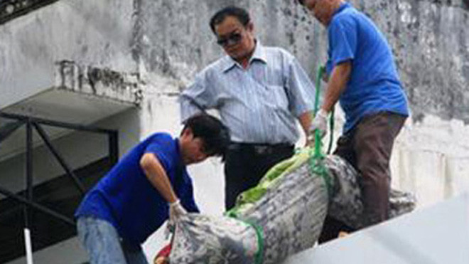 Cơ quan chức năng khám nghiệm hiện trường.