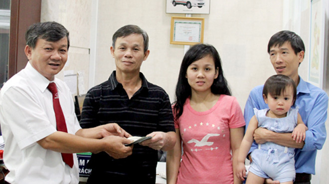 Chị Lý và gia định nhận lại tài sản từ tài xế Nguyễn Dũng. Ảnh: Ngọc Quỳnh.