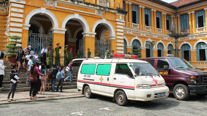 Các bị cáo được áp giải lên xe sau khi phiên tòa buổi sáng kết thúc, rất đông người thân các bị cáo đứng chờ gặp mặt. Ảnh Việt Văn