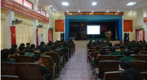 Lính giúp dân hiểu về an toàn thực phẩm