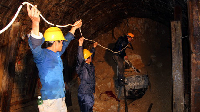 Clip truyền thức ăn vào hầm sập cho 12 nạn nhân