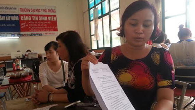 Sinh viên lớp chuyên tu Dược K10D (liên kết giữa Trường ĐH Y dược Thái Nguyên và ĐH Y dược Hải Phòng) trao đổi với báo chí.