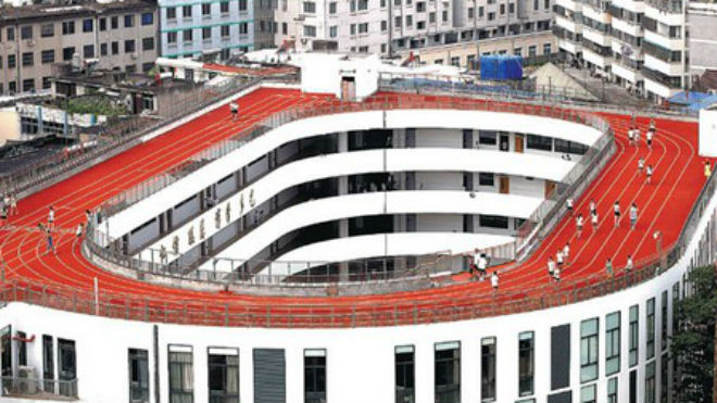 Đường chạy và sân bóng rổ của trường tiểu học Số 2 nằm trên mái của dãy nhà cao 4 tầng