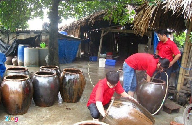 CBNV một công ty tại Hà Nội chuẩn bị chum để hạ thổ rượu cẩm, tự tay làm đặc sản tri ân đối tác và tứ thân phụ mẫu trong dịp lễ, Tết. Ảnh: Diệp Sa. 