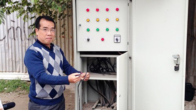 Ông Ngô Quang Tiến: "Nếu tủ điều khiển bị đối tượng cắt nhầm dây, bảng mạch điều khiển dễ bị chập cháy, gây hư hỏng và thiệt hại có thể lên tới cả trăm triệu đồng" 