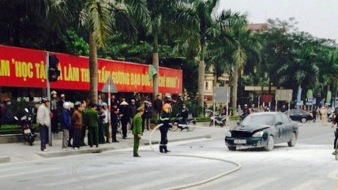  Lực lượng cứu hỏa cứu hỏa đang dập lửa trên chiếc xe gặp nạn.