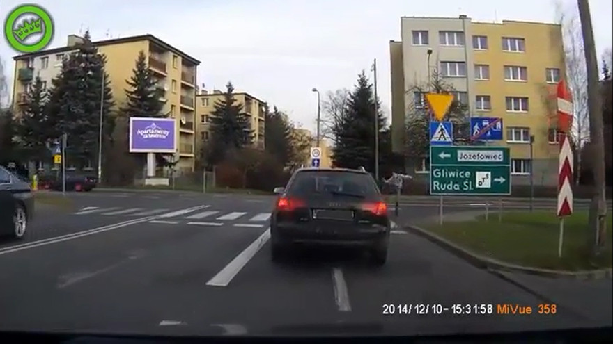 Nam thanh niên đá gãy gương chiếu hậu xe