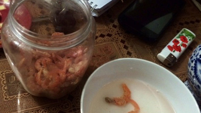Người dân hoang man vì những con tôm khô khá lạ, ngâm nước suốt hơn 2 giờ nhưng vẫn cứng như...nhựa. 
