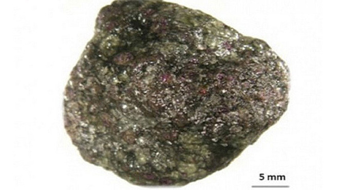 Hòn đá chứa 30.000 viên kim cương. Ảnh: Larry Taylor