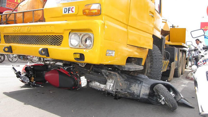 Xe cẩu cán nát 10 xe máy và làm 5 người bị thương 