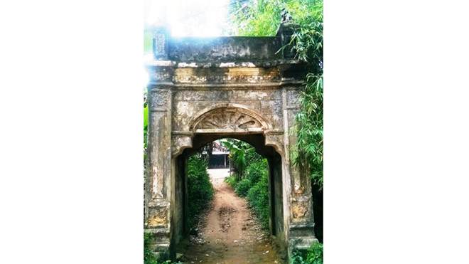 Công vào nhà được làm bằng chất liệu đá ong