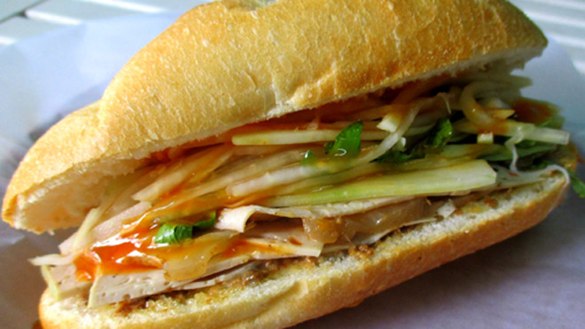 Các lớp nhân bánh được xếp khá đẹp mắt. Ảnh: Zòn.