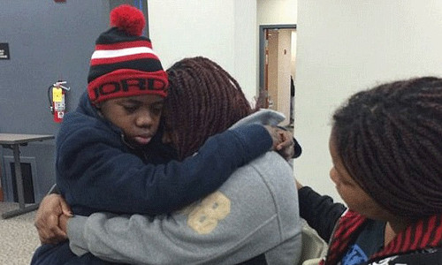 Bé trai đoàn tụ với mẹ sau 4 năm được cho là mất tích. Ảnh: WSB-TV