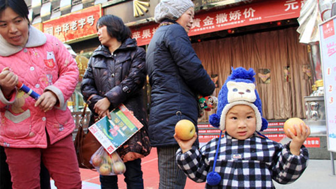 Đổi hai quả táo lấy một miếng vàng