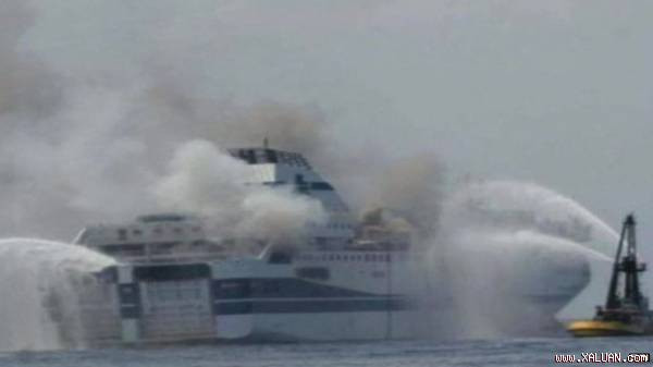 Chiếc phà bốc cháy ngùn ngụt - Ảnh: BBC