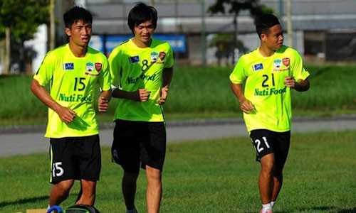  Bầu Đức đang nhập về những chiếc áo tập khủng có giá 50 triệu đồng/chiếc.