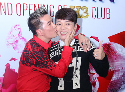 Mr. Đàm đỏ rực thắm thiết hôn Vũ Hà 