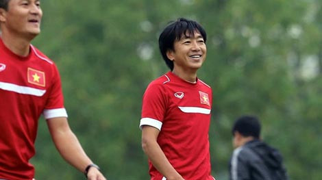 HLV Miura cười tươi trong buổi tập sáng qua của ĐTVN. Ảnh: H.M..