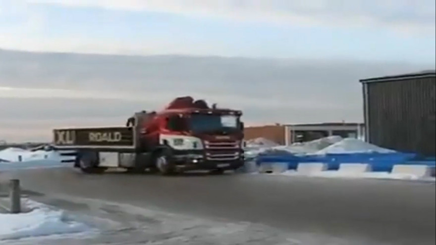 Màn biểu diễn drift “siêu hạng” của tài xế xe tải