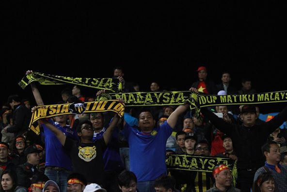 CĐV Malaysia trên khán đài sân Mỹ Đình.