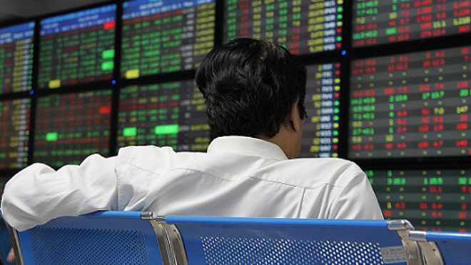 Nhiều nhà đầu tư vẫn lội ngược dòng gom cổ phiếu dầu khí giữa lúc thị trường tháo hàng và giá dầu thế giới còn diễn biến phức tạp. Ảnh: T.V