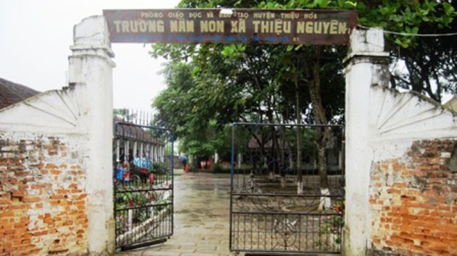 Trường mầm non Thiệu Nguyên, nơi hàng trăm trẻ đang phải học trong sự lo sợ trường sập, ô nhiễm thuốc trừ sâu.