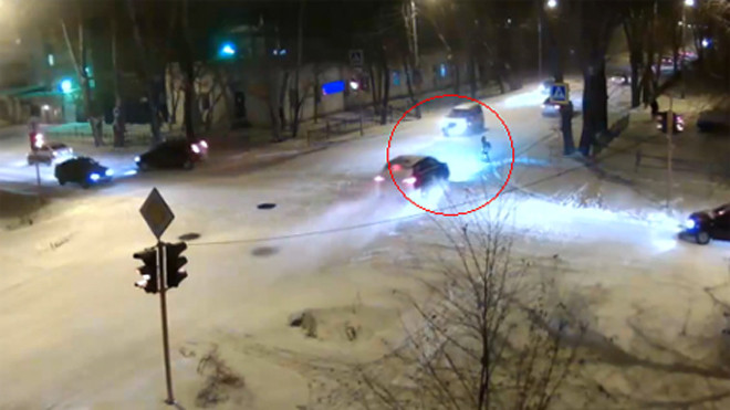 Ôtô vượt đèn vàng đâm vào người đi bộ qua đường