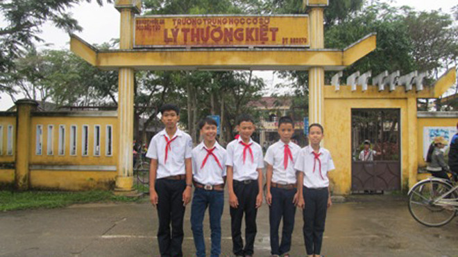 5 học sinh của trường THCS Lý Thường Kiệt nhặt được của rơi trả lại người mất. (Ảnh: Phòng GD-ĐT TP Hội An cung cấp)