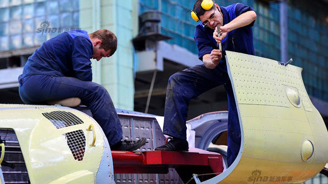 Trực thăng tấn công Ka-52 là phương tiện chiến đấu hàng không tối tân, do đó từ công đoạn chế tạo linh kiện đến láp ráp có yêu cầu về kỹ thuật rất cao.