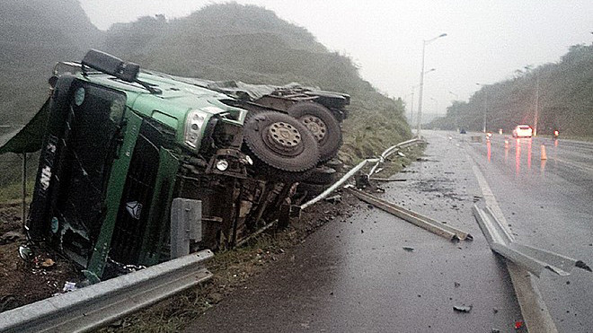 Xe tải 60 tấn lật ngang trên cao tốc Nội Bài - Lào Cai