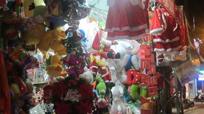 Các cửa hàng tràn ngập vật phẩm trang trí Noel.