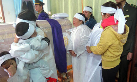 Người thân kiểm lâm Thành khóc ngất bên linh cữu. Ảnh: Hùng Thạnh/ VnExpress