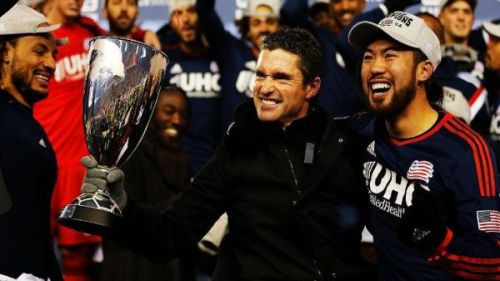 Lee Nguyễn (phải) ăn mừng chức vô địch MLS khu vực miền Đông cùng HLV Jay Heaps. Ảnh: ESPN.