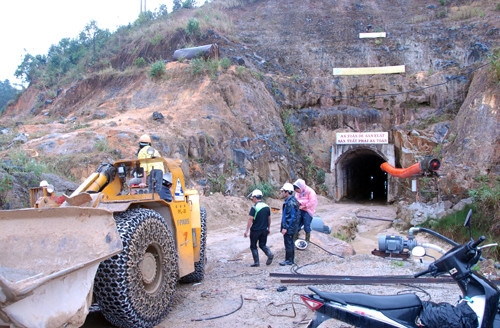 Công tác cứu nạn được tiến hành hết sức khẩn trương.