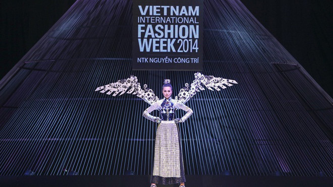 Xuất hiện trong đêm mở màn của Tuần thời trang quốc tế Việt Nam, Thanh Hằng được Công Trí giao vị trí vedette diễn cuối show. Thanh Hằng diện áo dài với gam đen trắng, làm bằng chất liệu đặc biệt và được thiết kế phần áo giáp trước ngực.