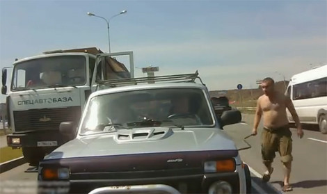 Bị tạt đầu, tài xế xe tải vác thanh sắt dọa đối thủ