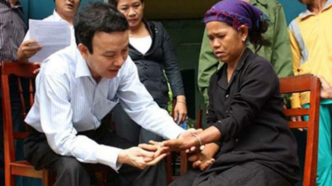 Cán bộ y tế khám bệnh cho người dân vùng bệnh lạ Ba Tơ 