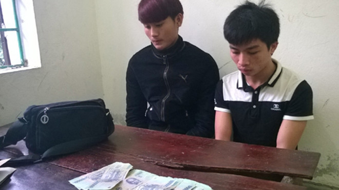 Cương và Hà cùng tang vật vụ án tại cơ quan điều tra. Ảnh: Hải Bình.