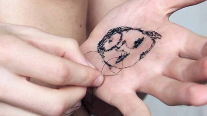 Rùng mình bóc da, xuyên kim chỉ qua tay vì nghệ thuật