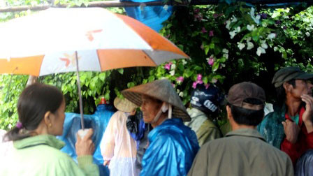 Rất đông người dân đến hiện trường nơi chị T. chết