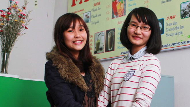 Từ số tiền ít ỏi gần 1 năm đi làm thêm, Vân (trái) và Phượng (phải) đã thành chủ một quán ăn có doanh thu lên đến 30 triệu đồng/tháng. Ảnh: Ngọc Lan. 