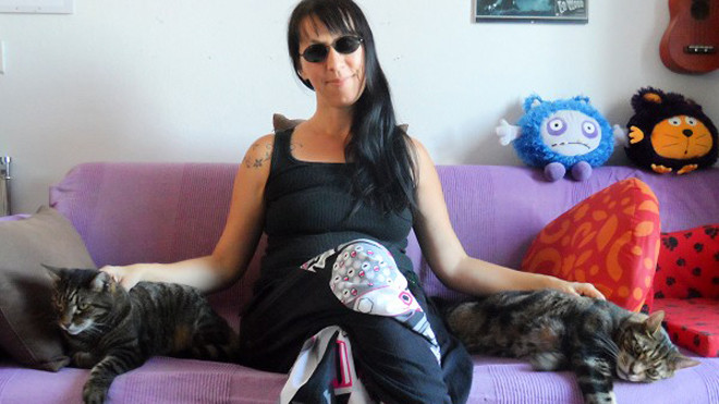 Bà Barbarella cùng hai chú mèo mà bà đã cưới