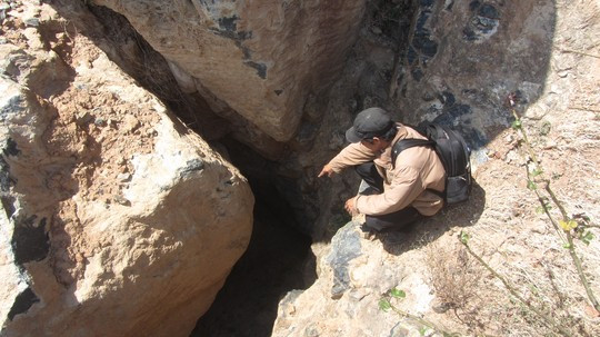 Cửa hang được cho là đường dẫn vào "kho báu" núi Tàu