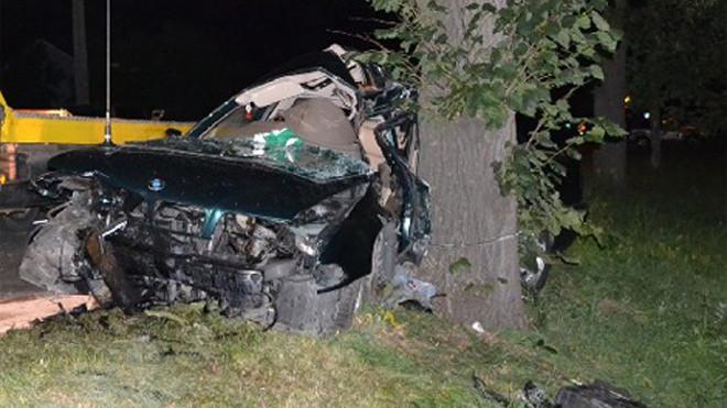 BMW lao vun vút, mất lái đâm vào gốc cây nát bét