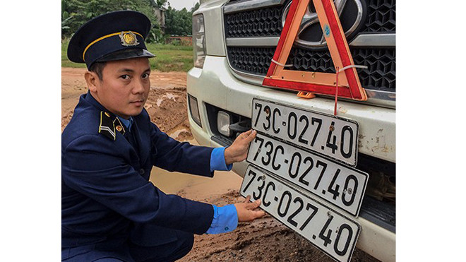 Ôtô này có nhiều biển số khác nhau để thay thế. 