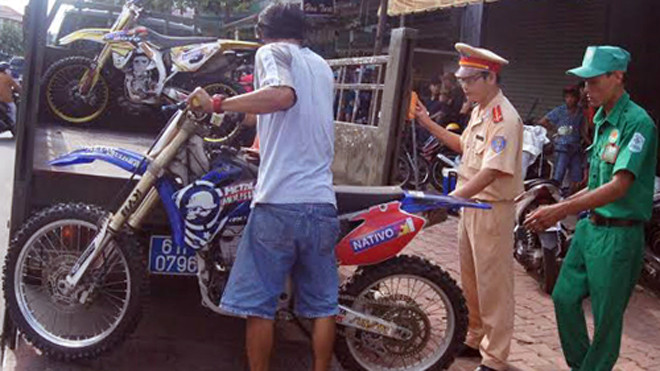 Số xe nghi bị độ tại cơ cở kiểm tra đã bị công an tạm giữ. Ảnh: Nguyệt Triều