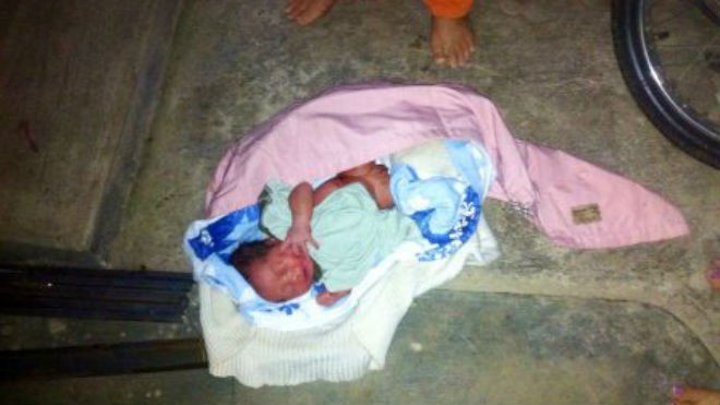 Bé trai chưa cắt rốn bị bỏ rơi trong chùa đêm đông giá