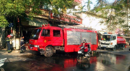 Lực lượng Cảnh sát PCCC đến hiện trường ứng cứu.