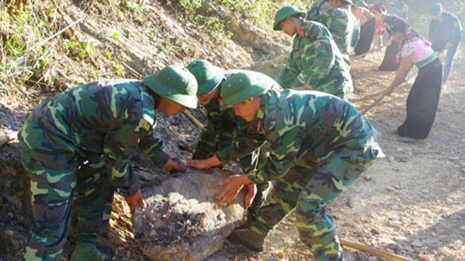 Cán bộ, chiến sĩ Đoàn 379 mở đường dân sinh vào bản Huổi Thủng, xã Na Cô Sa, huyện Nậm Pồ. Ảnh: Minh Hạnh.